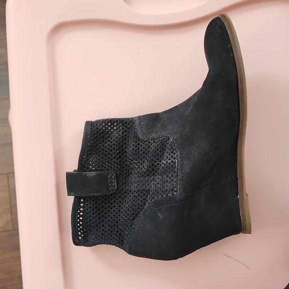 Womens Lucky Brand Black Suede Perforated Wedge Heeled Booties size 9.5 - Picture 2 of 4